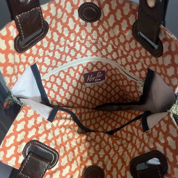 Beautiful Fossil shoulder bag. Vibrant colors. Excellent condition. - Picture 2 of 2